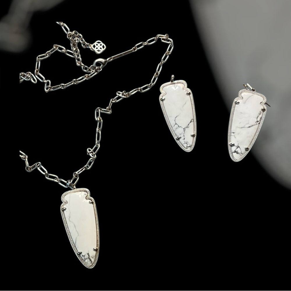 RARE! Kendra Scott Skylar Arrowhead Necklace and matching Earrings